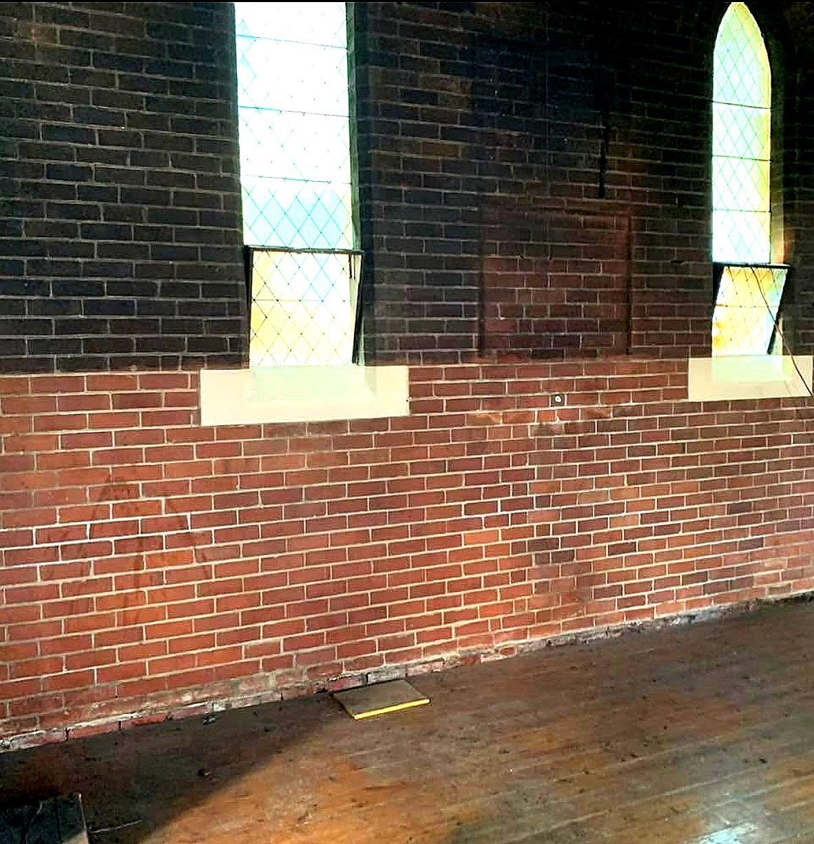 Façade en brique résidentielle avant nettoyage laser