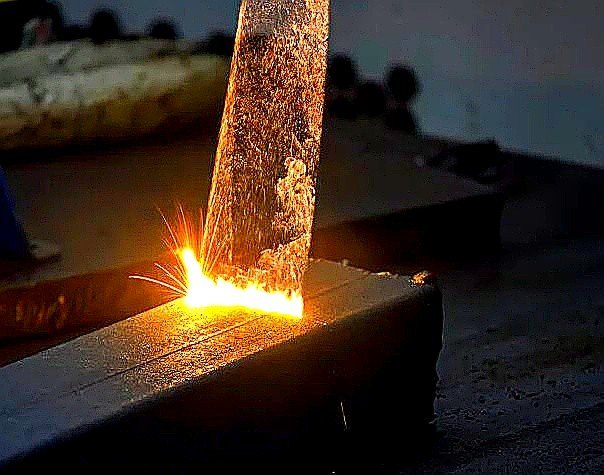 Nettoyage laser — barres d'acier avant et après traitement